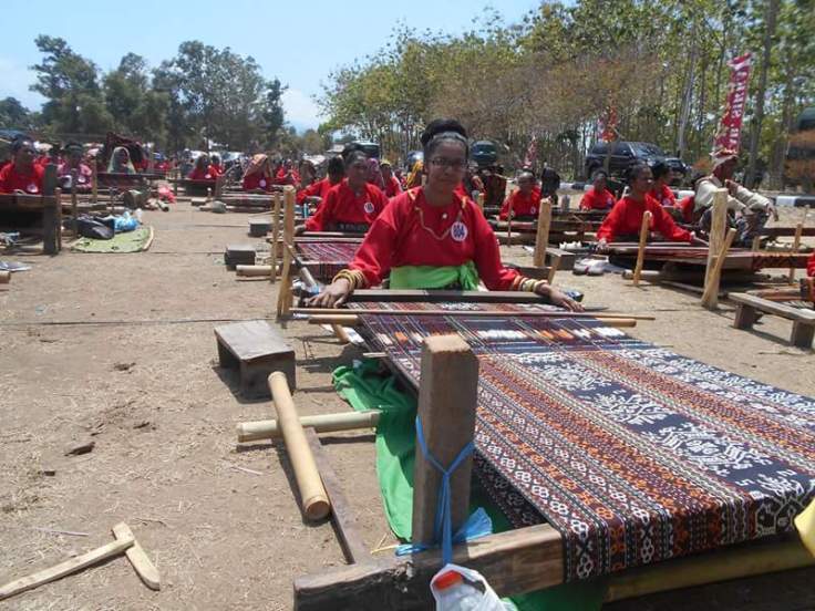 Hand weaving on Tours Flores island